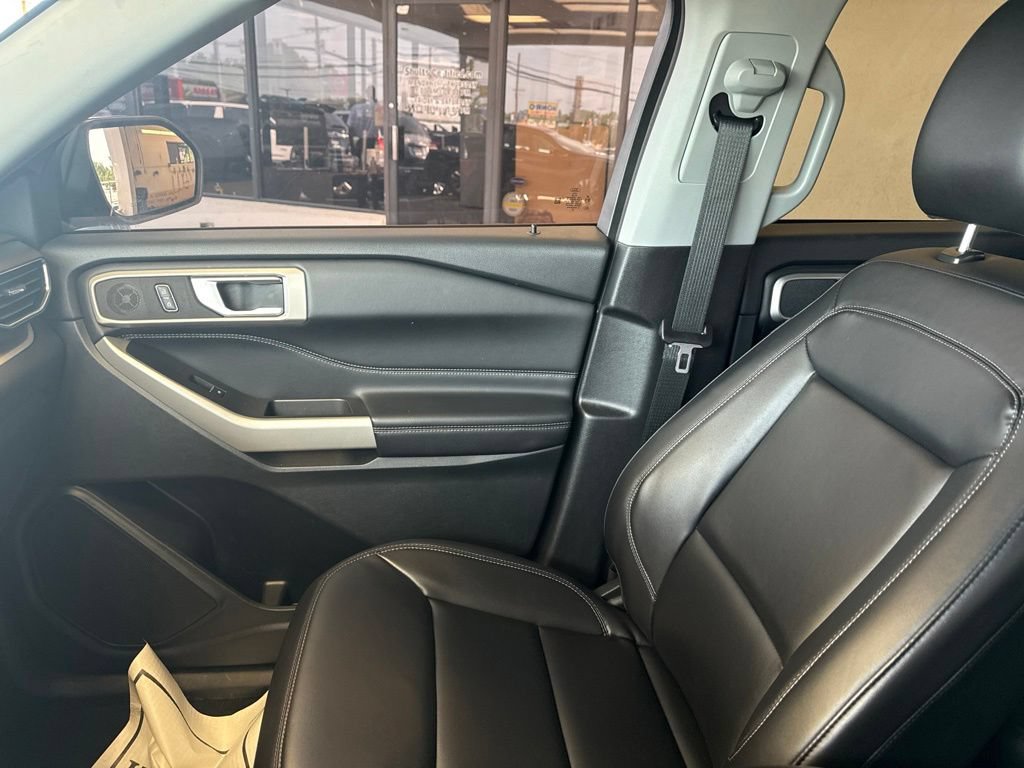 Used 2023 Ford Explorer XLT w/ Equipment Group 202A AWD/4WD image 26