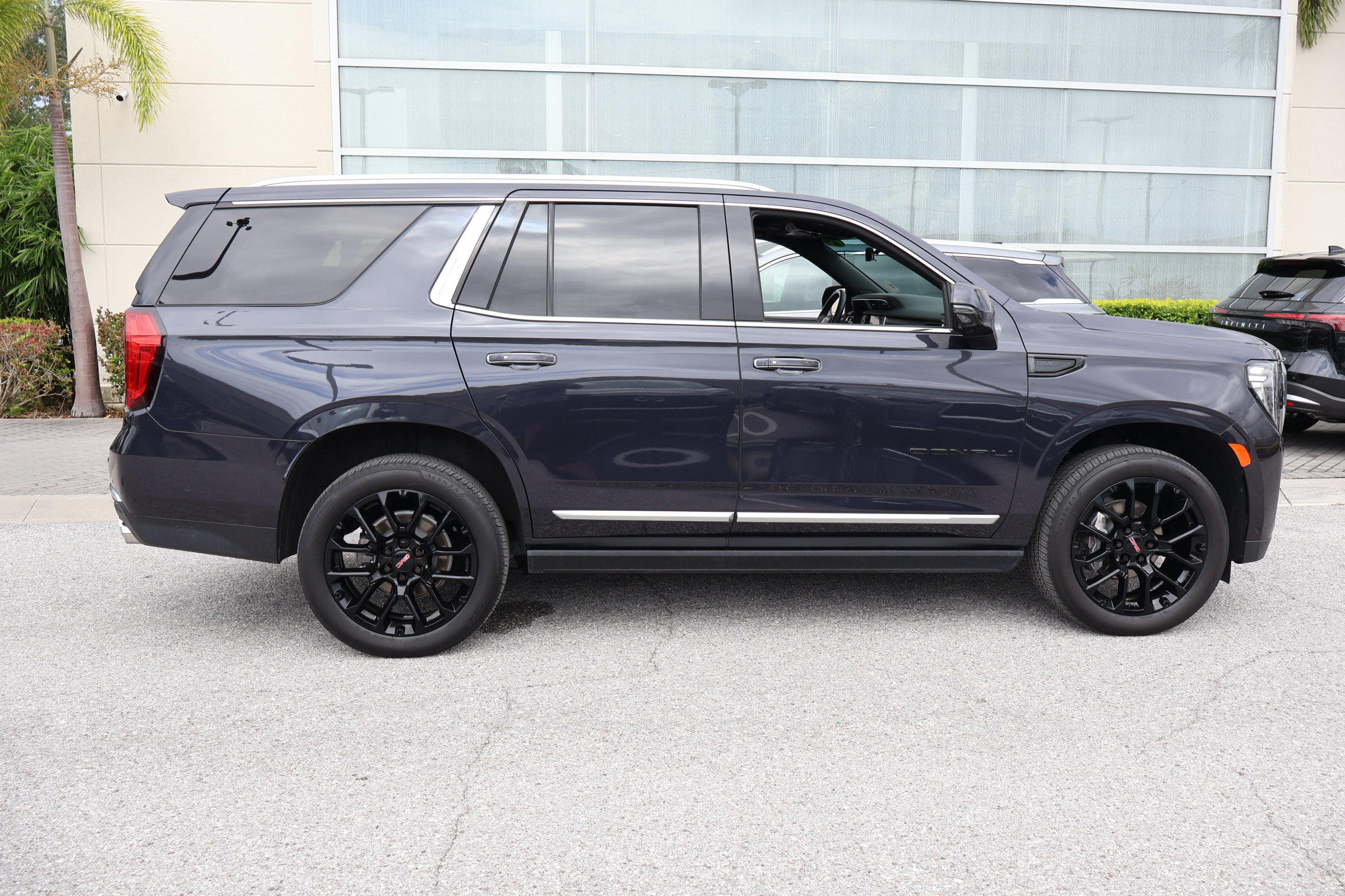 Used 2024 GMC Yukon Denali w/ Advanced Technology Package AWD/4WD image 12