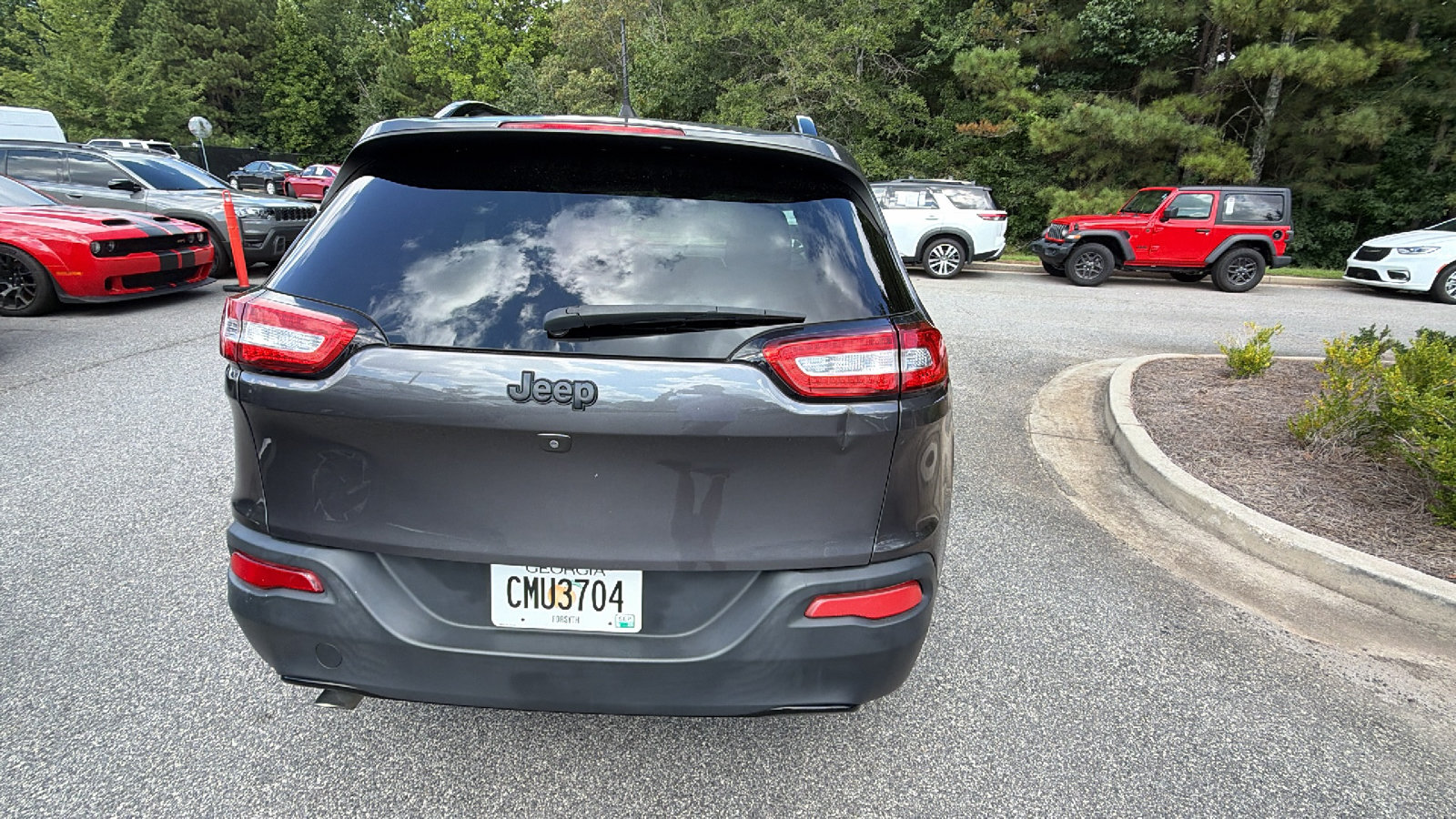 Used 2018 Jeep Cherokee Latitude w/ Altitude Package FWD image 9