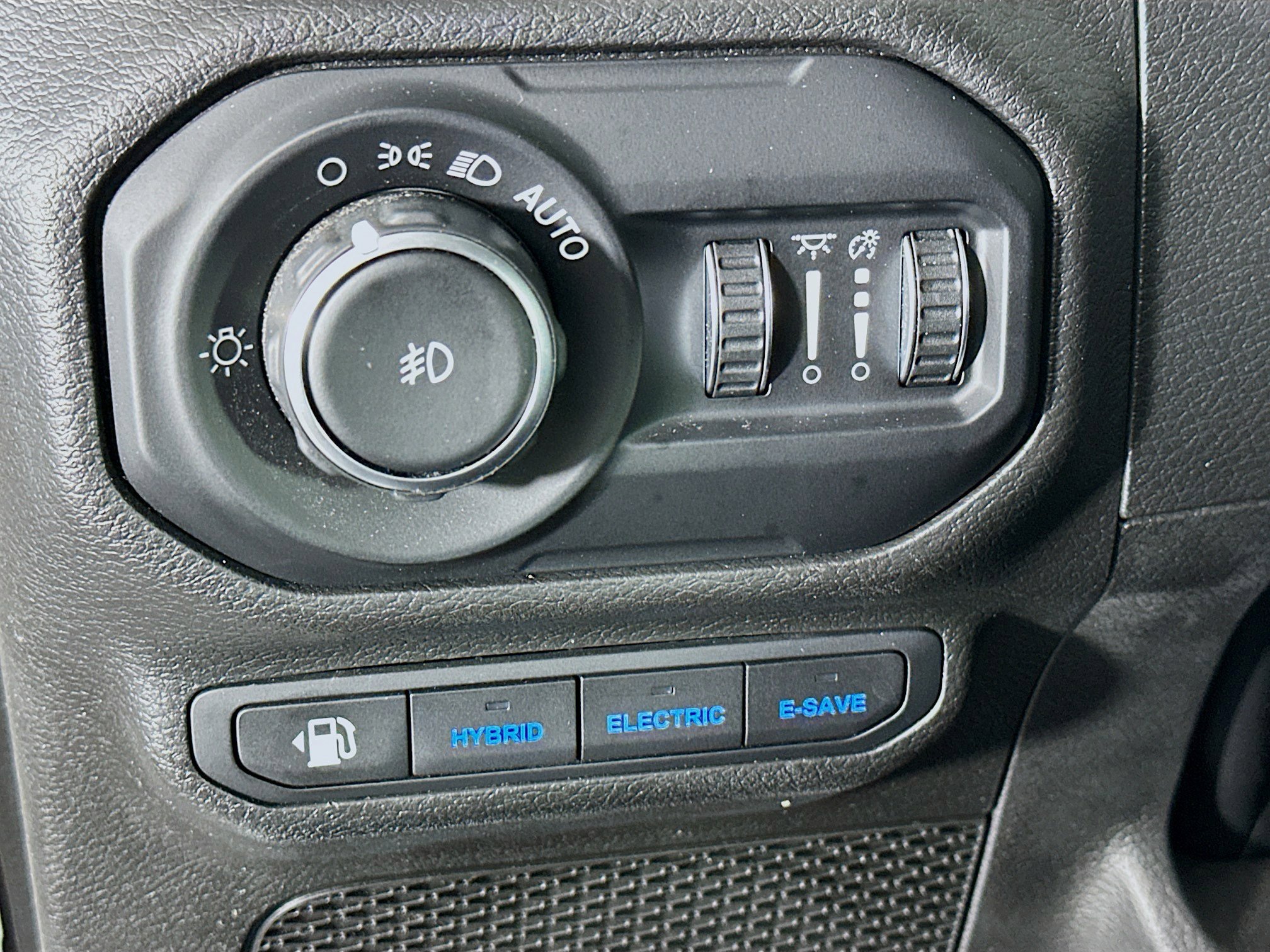 Used 2022 Jeep Wrangler Sahara w/ Cold Weather Group image 16