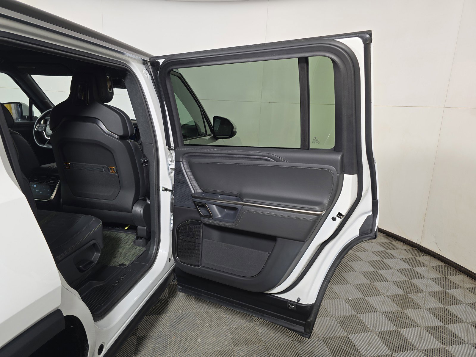 Used 2024 Rivian R1S Adventure AWD/4WD image 19