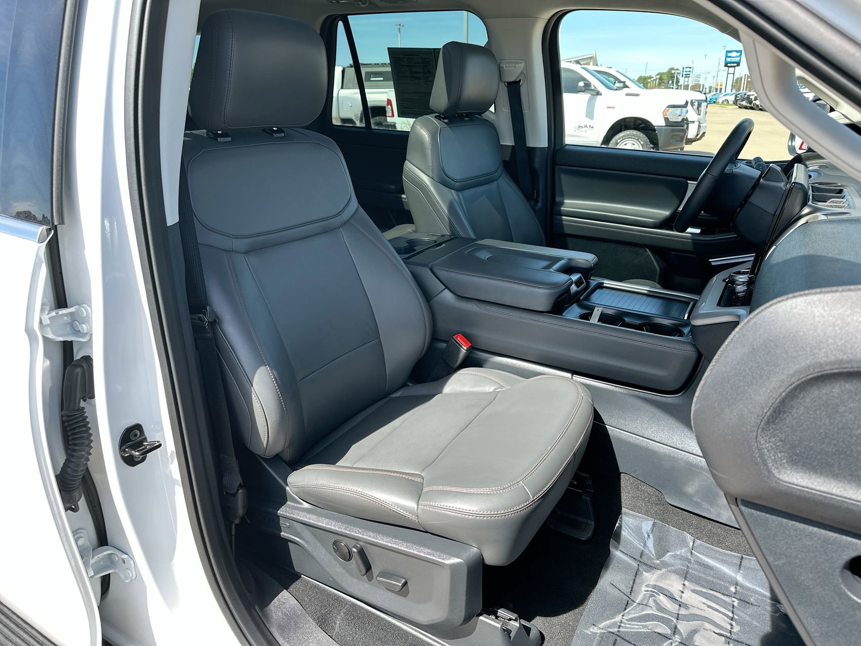 Used 2025 Ford Expedition Active AWD/4WD image 29