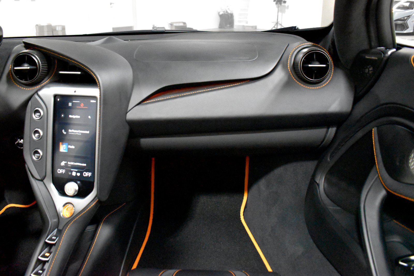 Used 2025 McLaren 750S Spider RWD image 25