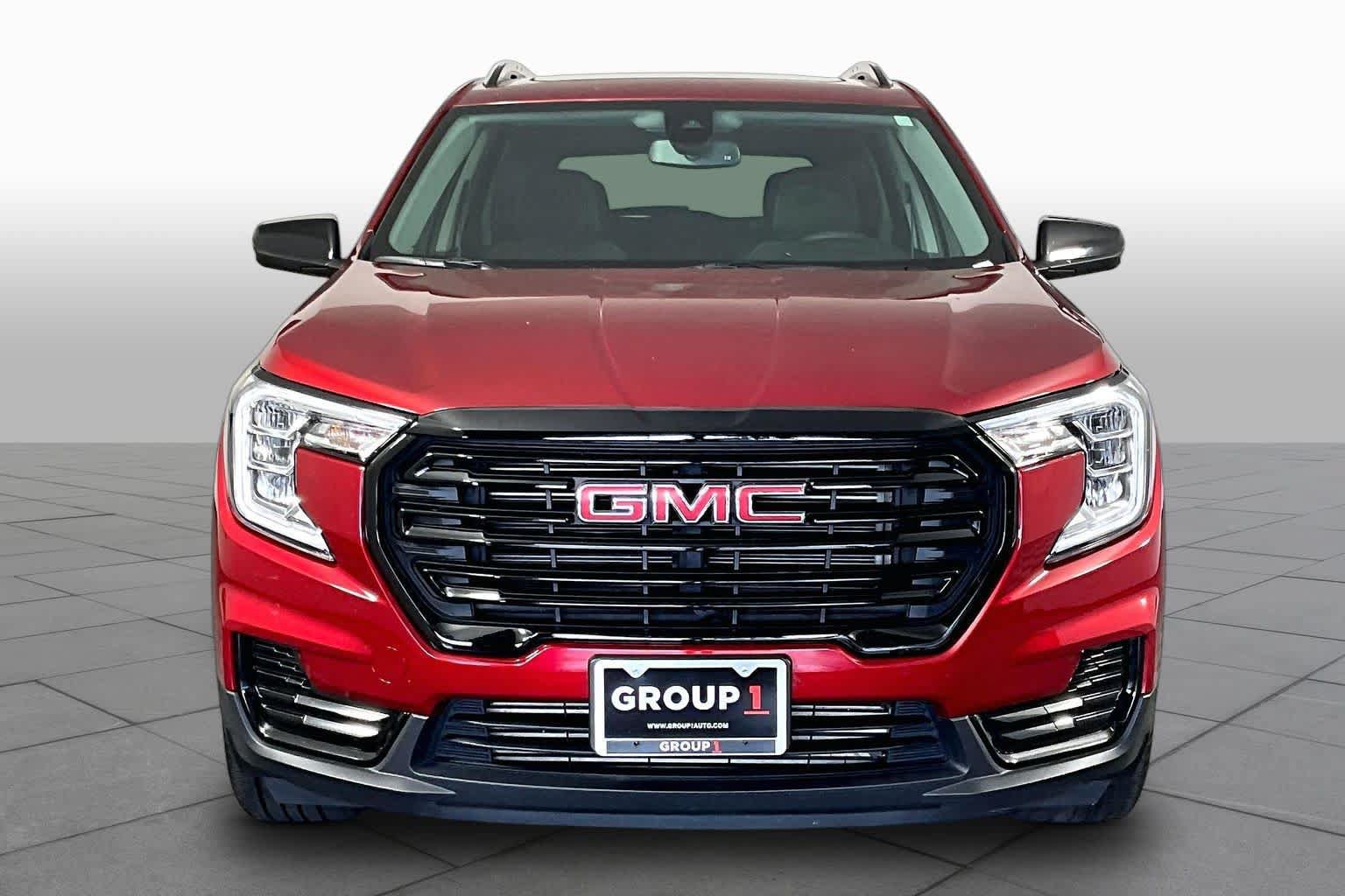 Used 2024 GMC Terrain SLE w/ Driver Convenience Package FWD image 4