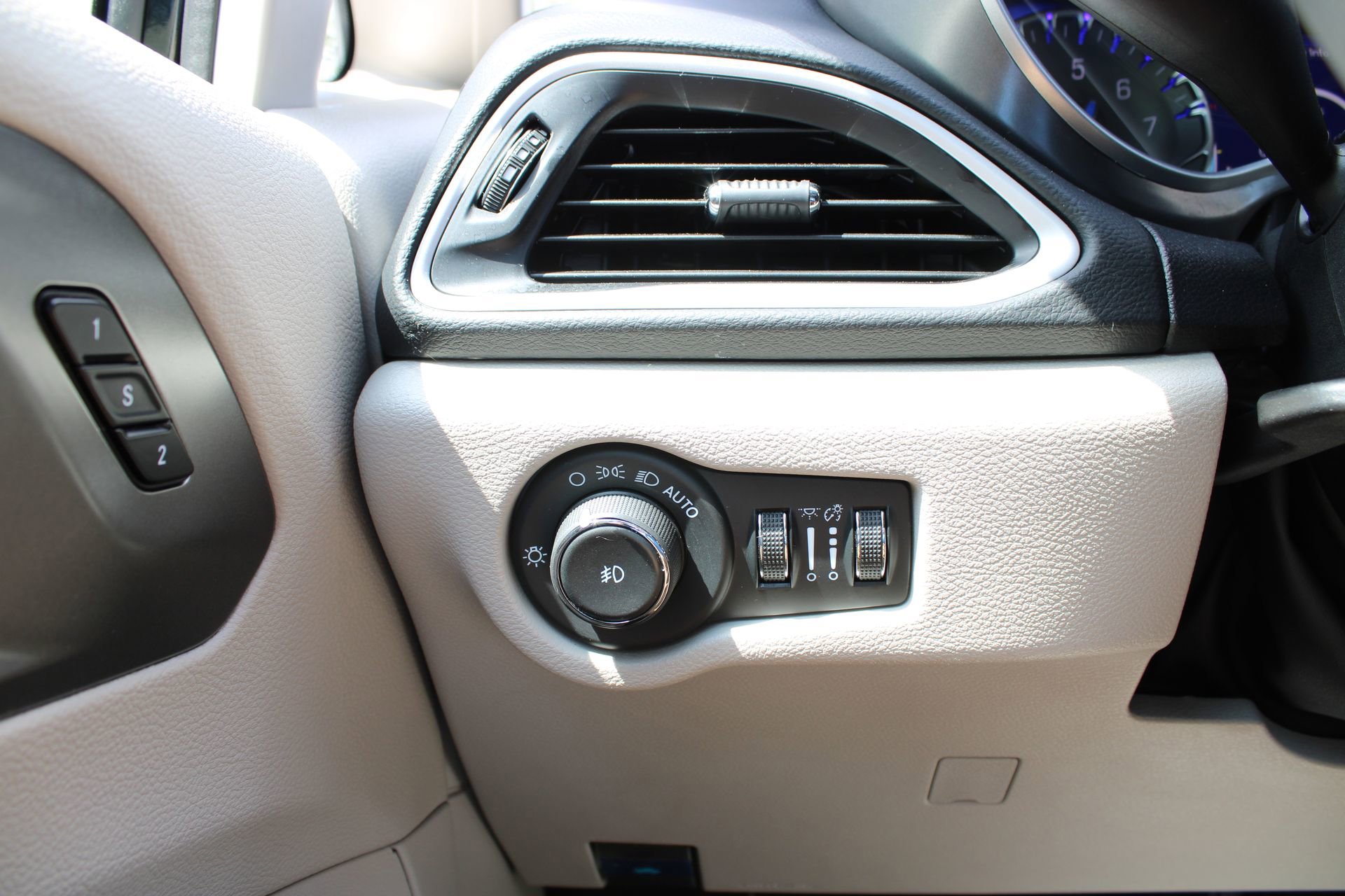 Used 2024 Chrysler Pacifica Touring-L image 25