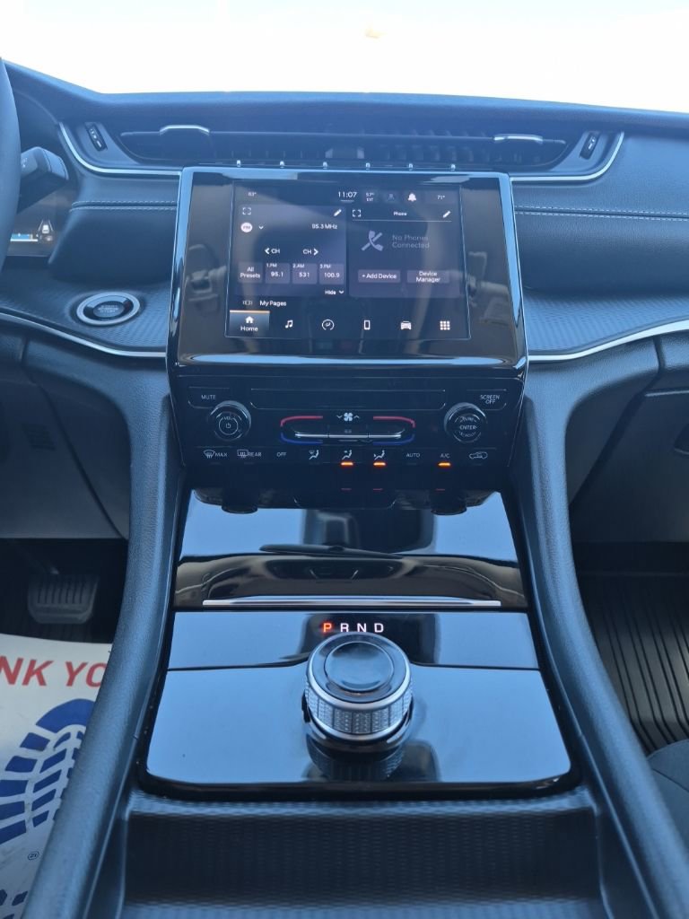 Used 2023 Jeep Grand Cherokee Laredo X image 38