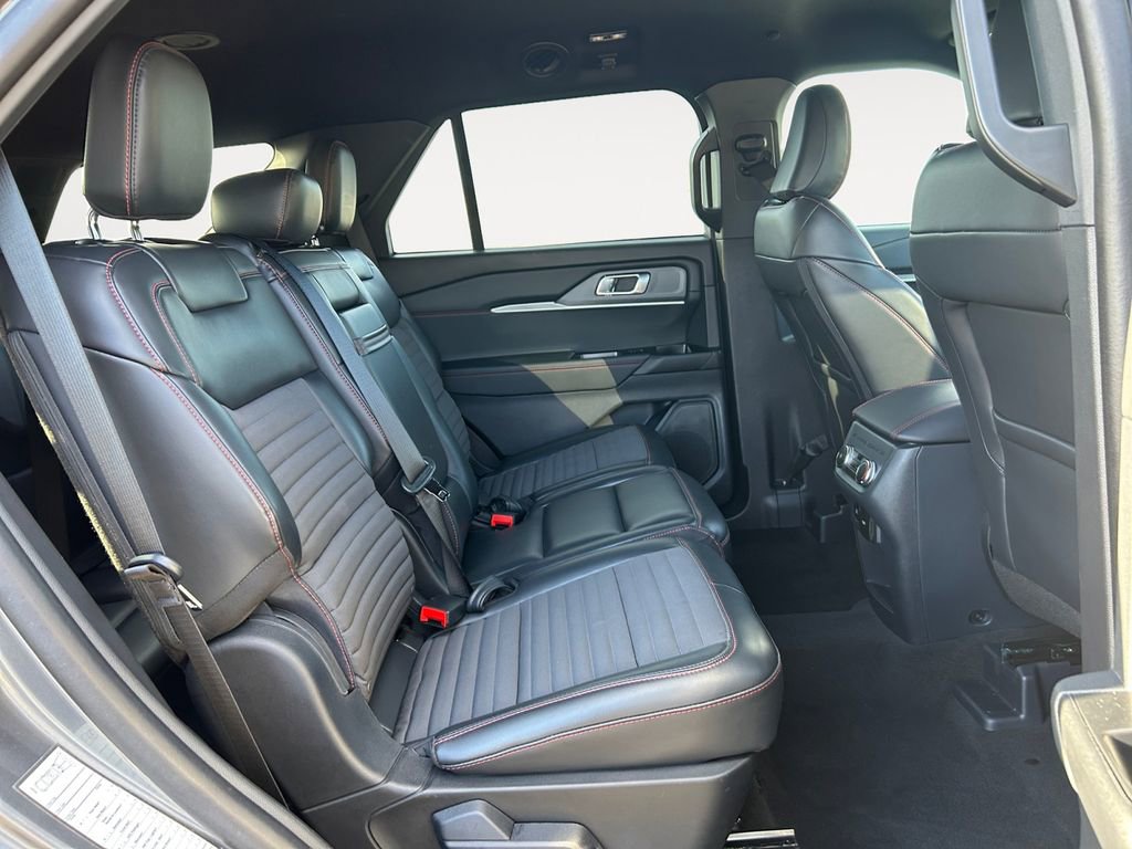 Used 2025 Ford Explorer ST-Line w/ ST-Line Street Pack AWD/4WD image 11