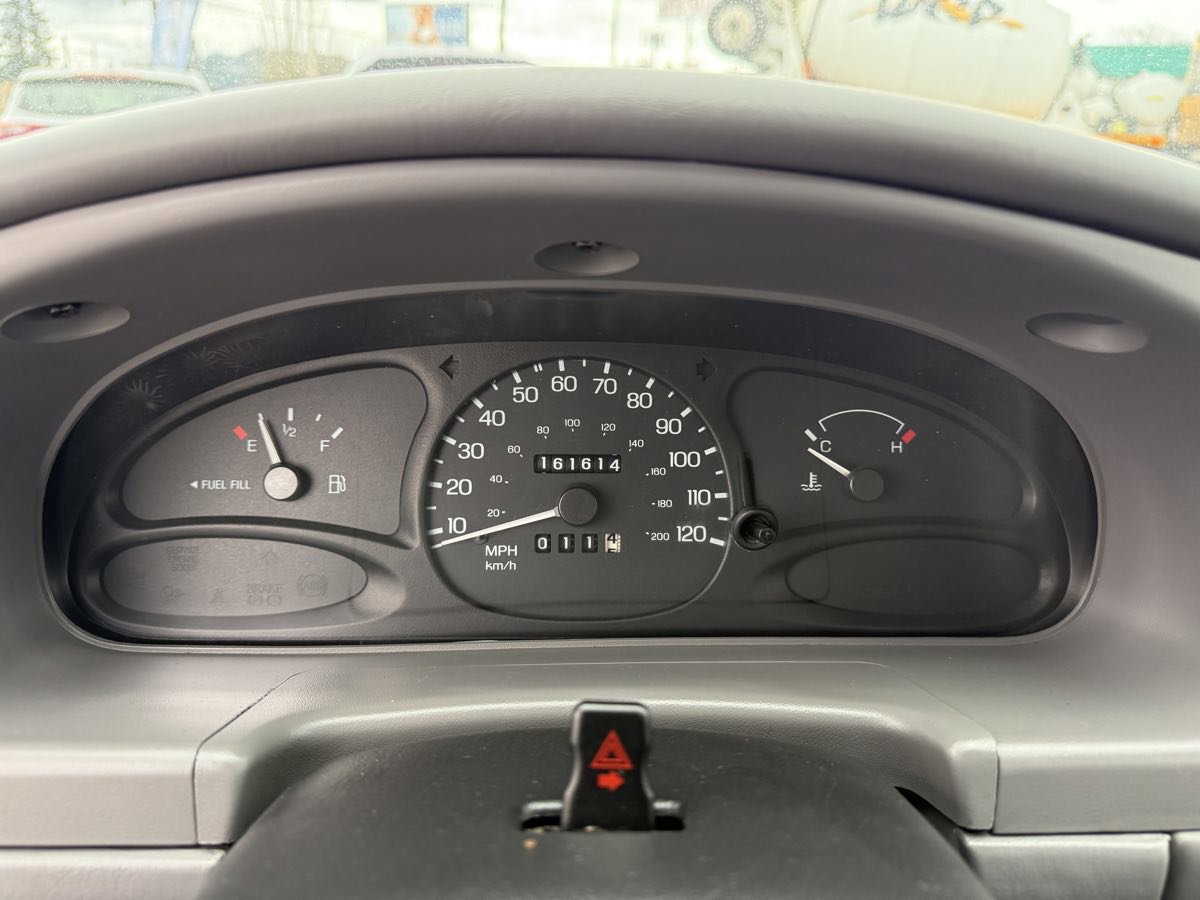 Used 2002 Ford Escort Sedan image 27