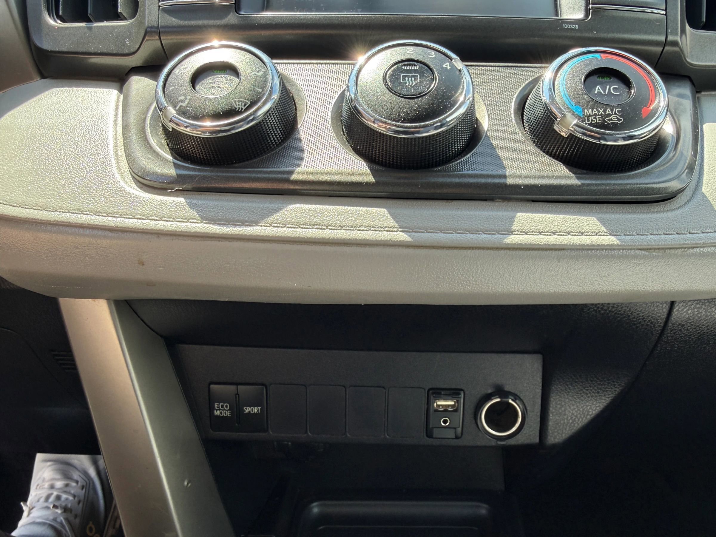 Used 2015 Toyota RAV4 LE AWD/4WD image 15