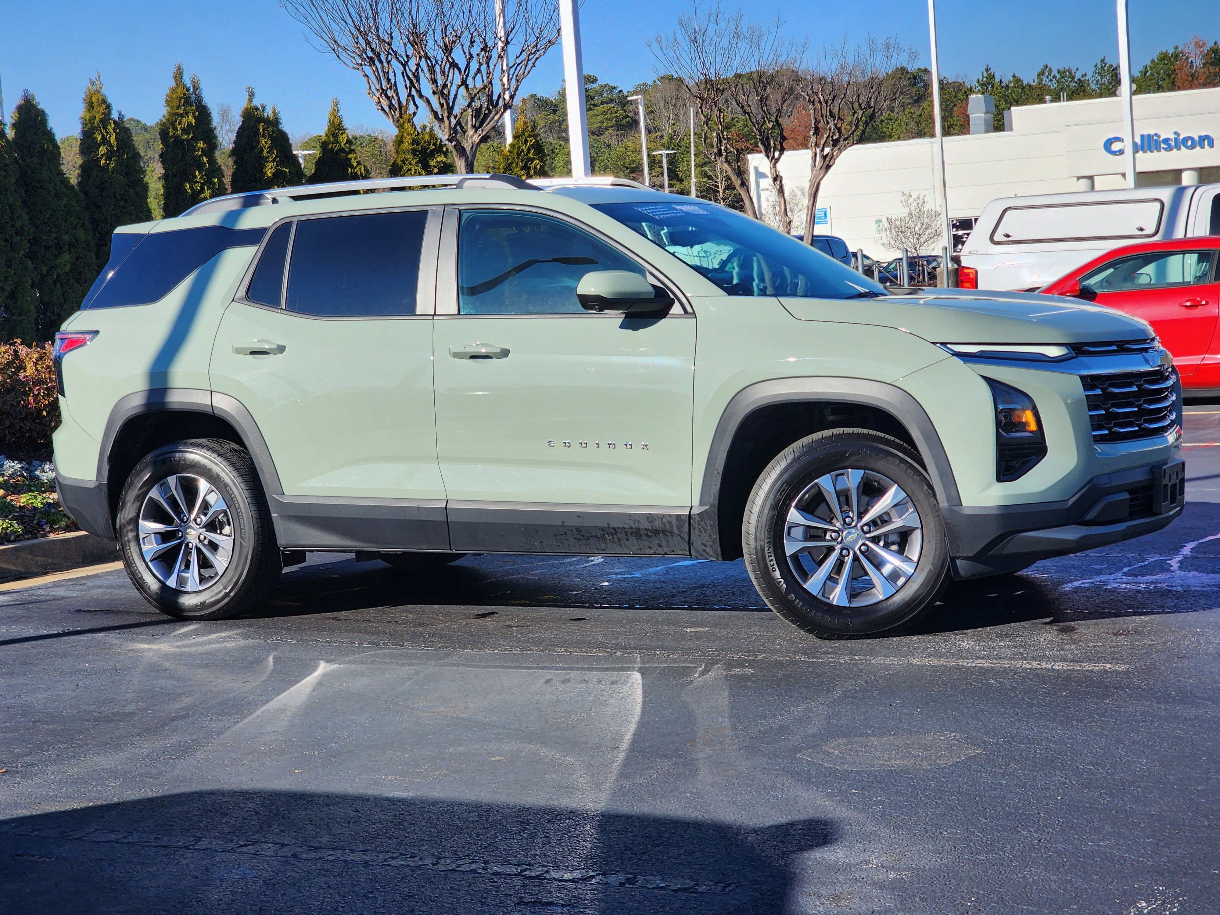 Used 2025 Chevrolet Equinox LT w/ Convenience Package II image 3