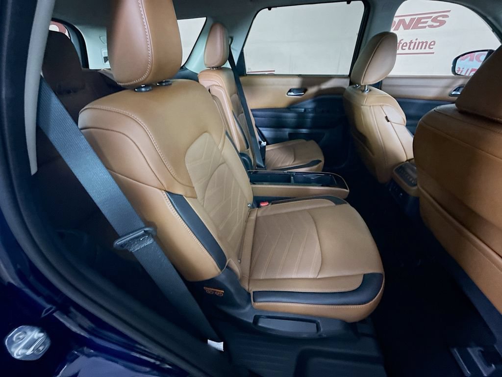 Certified 2025 Nissan Pathfinder Platinum AWD/4WD image 35