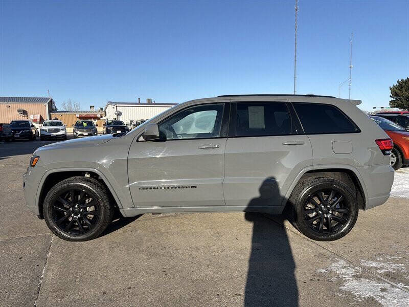 Used 2022 Jeep Grand Cherokee Laredo X AWD/4WD image 3