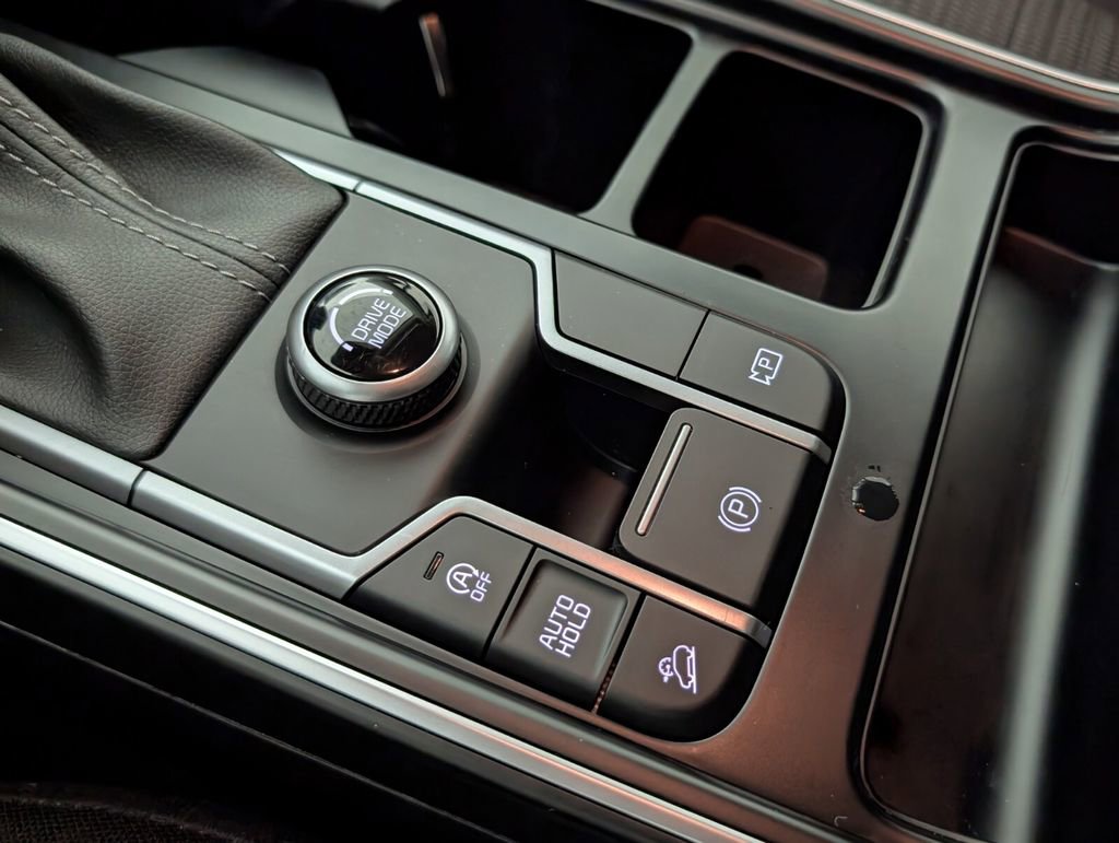 Used 2025 Kia Sorento LX image 22