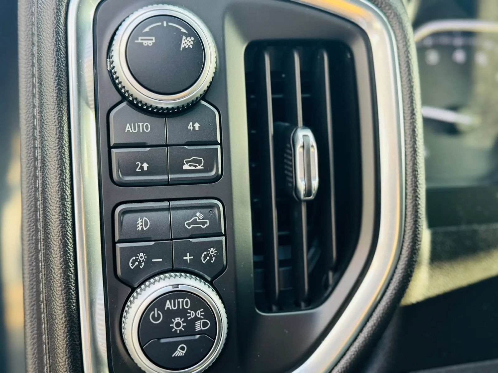 Used 2019 GMC Sierra 1500 SLT w/ SLT Premium Plus Package AWD/4WD image 8