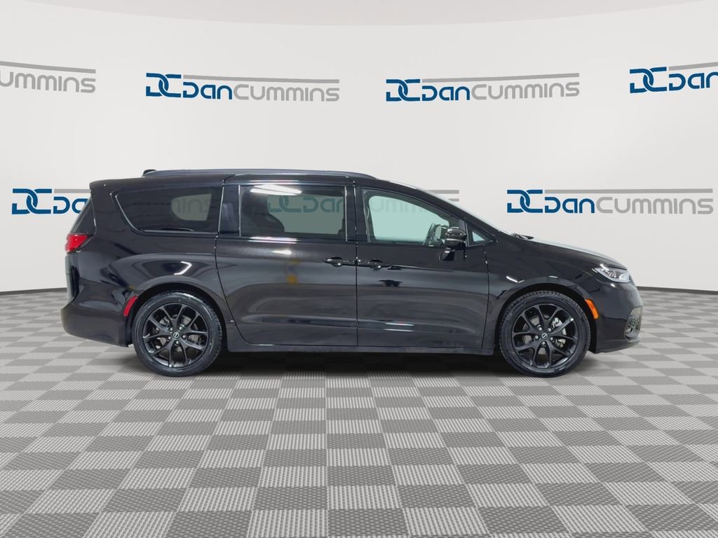 Used 2025 Chrysler Pacifica Limited image 9