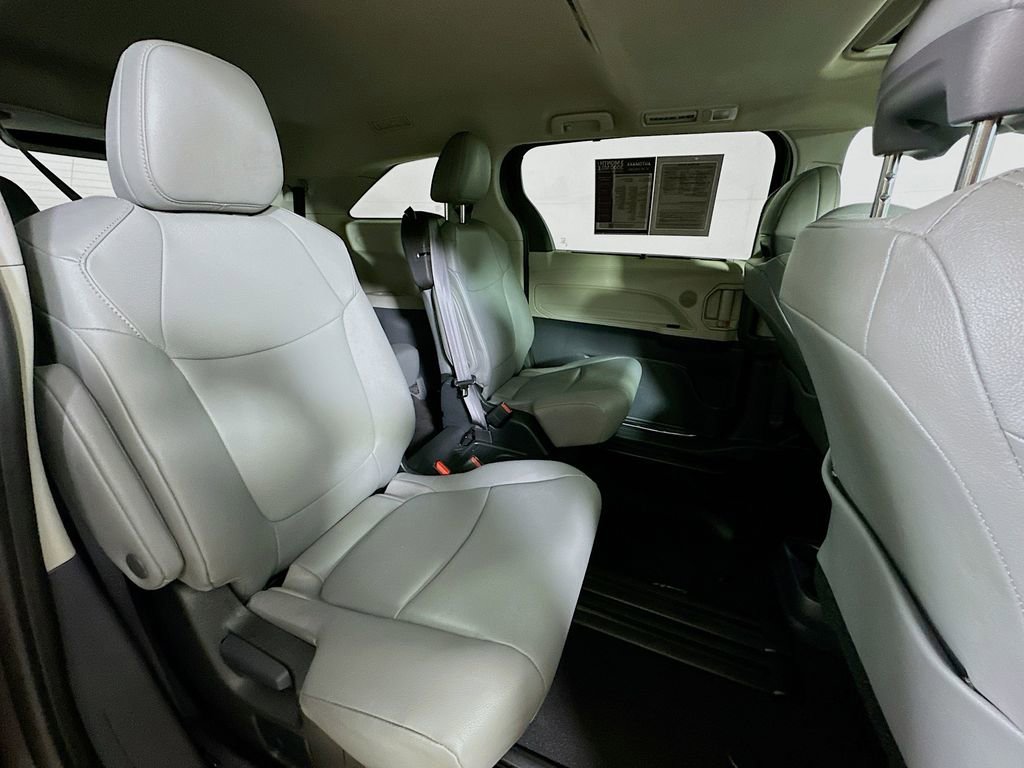 Used 2024 Toyota Sienna XLE FWD image 11