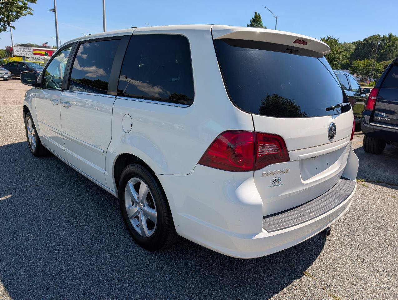 Used 2010 Volkswagen Routan SEL FWD image 4