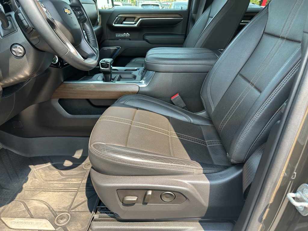 Used 2023 Chevrolet Silverado 1500 High Country w/ Technology Package AWD/4WD image 15