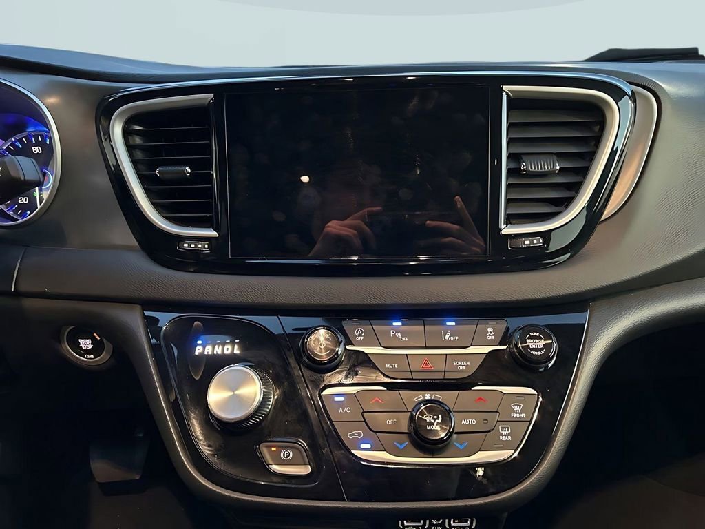 Used 2025 Chrysler Pacifica Select image 16