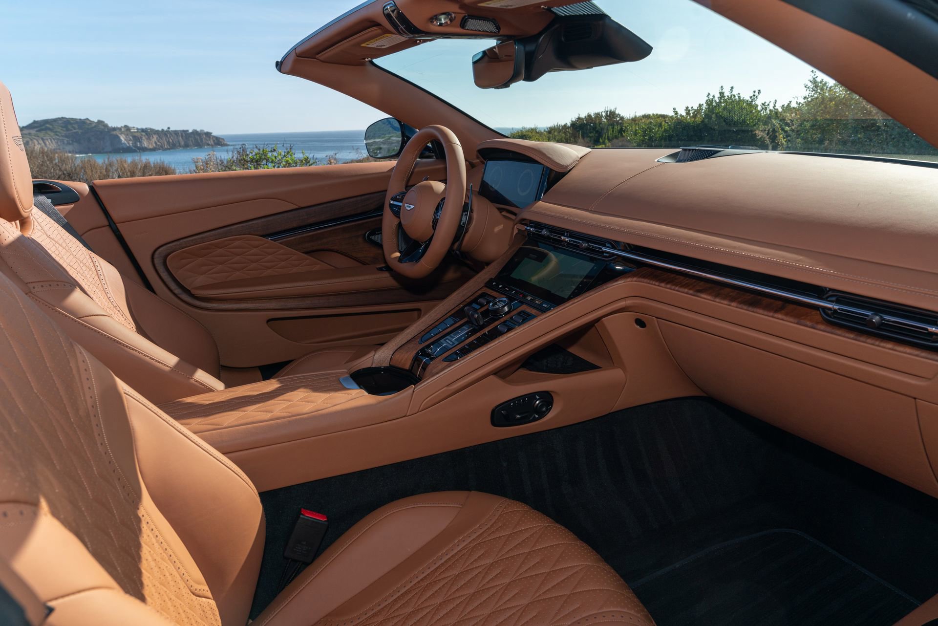 Used 2025 Aston Martin DB12 Convertible RWD image 17