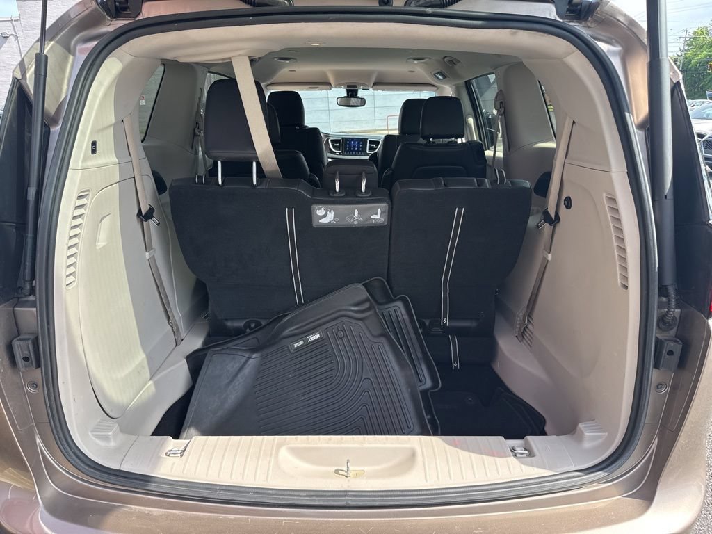 Used 2017 Chrysler Pacifica Touring-L FWD image 54