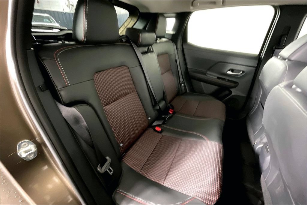 Certified 2025 Nissan Kicks SR FWD image 32