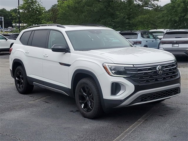 New 2025 Volkswagen Atlas Peak Edition SE image 3