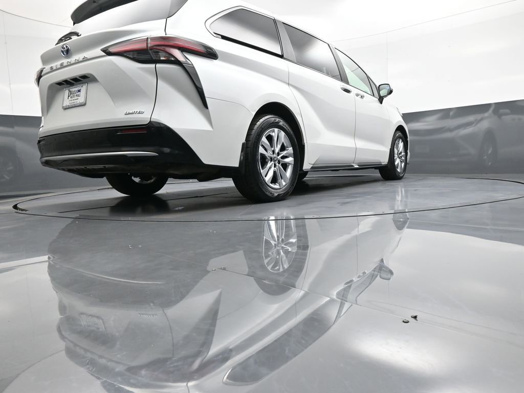 Certified 2025 Toyota Sienna Limited image 32