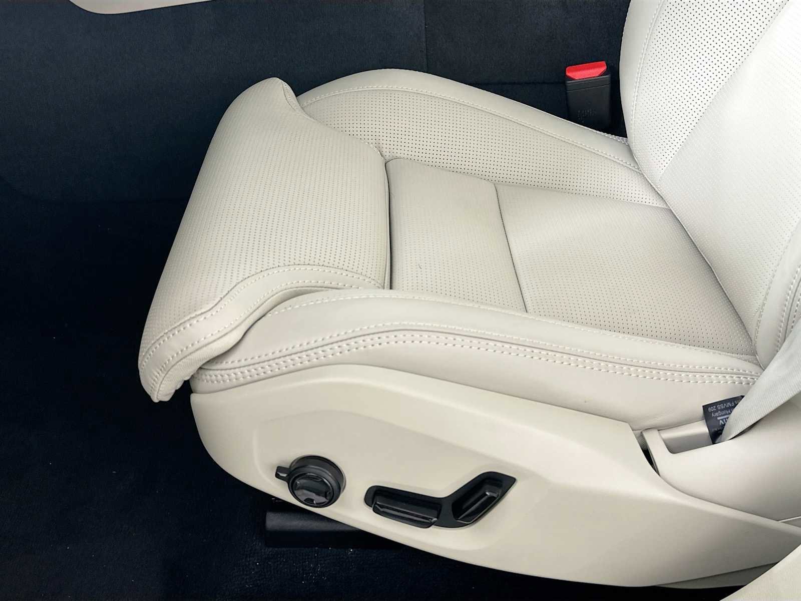 New 2026 Volvo XC60 T8 Ultra w/ Protection Package Premier image 18