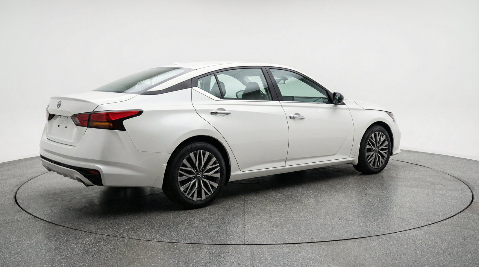 Used 2025 Nissan Altima 2.5 SV FWD image 9