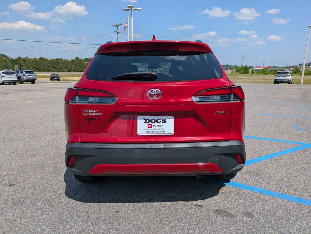 Used 2022 Toyota Corolla Cross XLE w/ Convenience Package FWD image 4