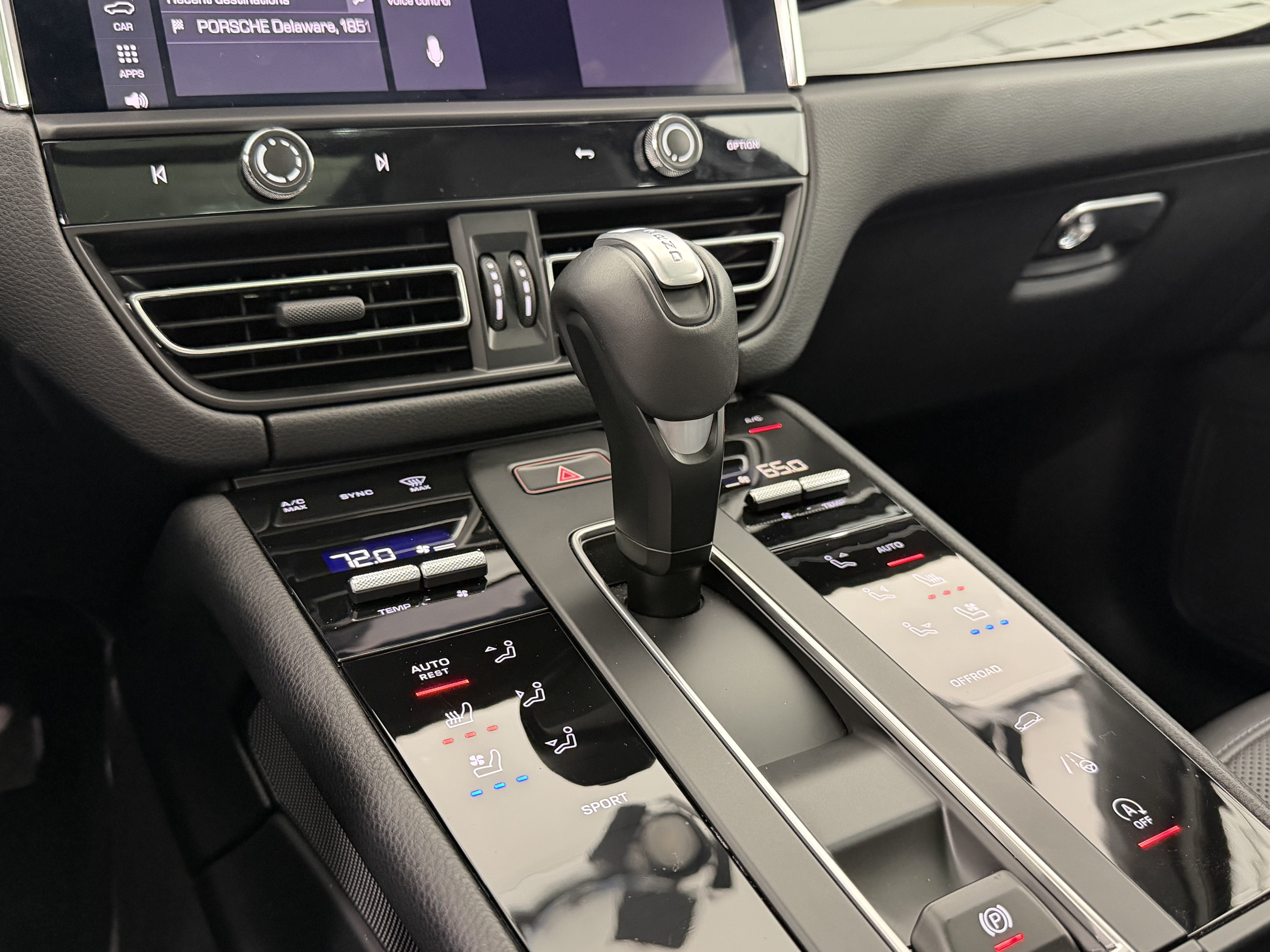 Certified 2025 Porsche Macan AWD/4WD image 35