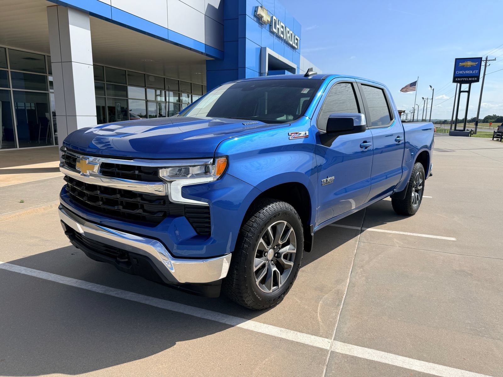 Used 2023 Chevrolet Silverado 1500 LT AWD/4WD image 2