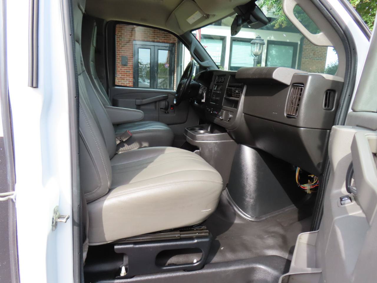 Used 2020 Chevrolet Express 3500 w/ Driver Convenience Package RWD image 17
