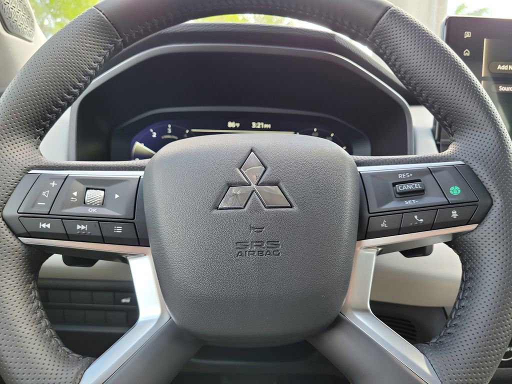 New 2025 Mitsubishi Outlander SE image 16