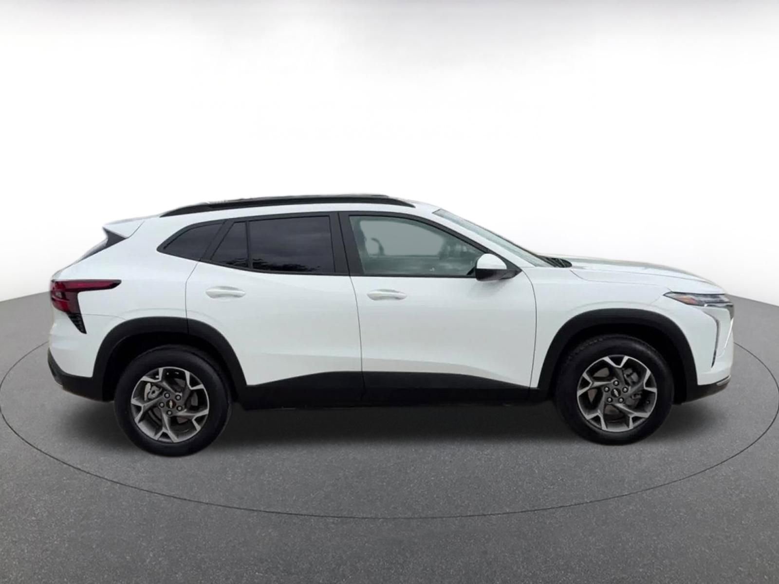 Used 2025 Chevrolet Trax LT FWD image 16