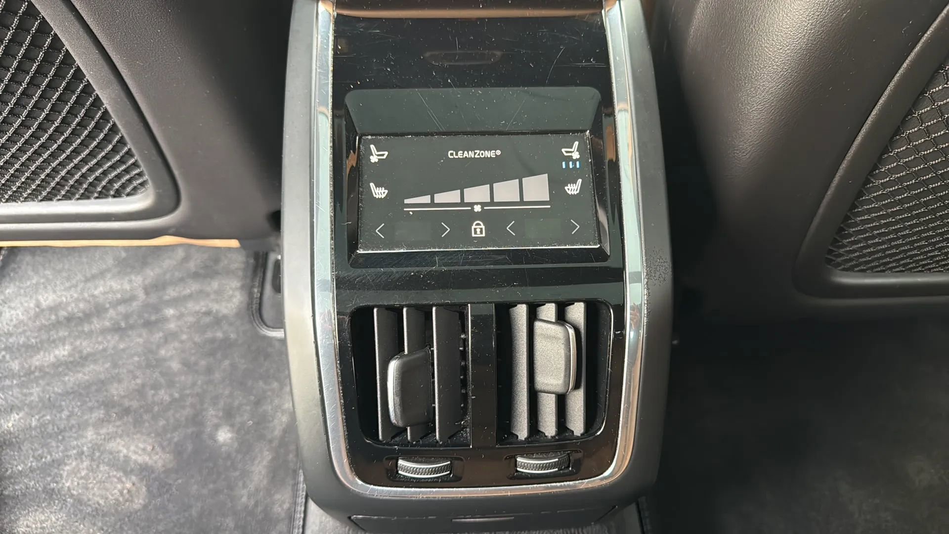 Used 2018 Volvo S90 T6 Inscription w/ Luxury Package image 27