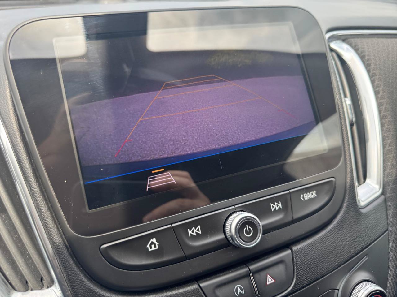 Used 2020 Chevrolet Malibu LT FWD image 19