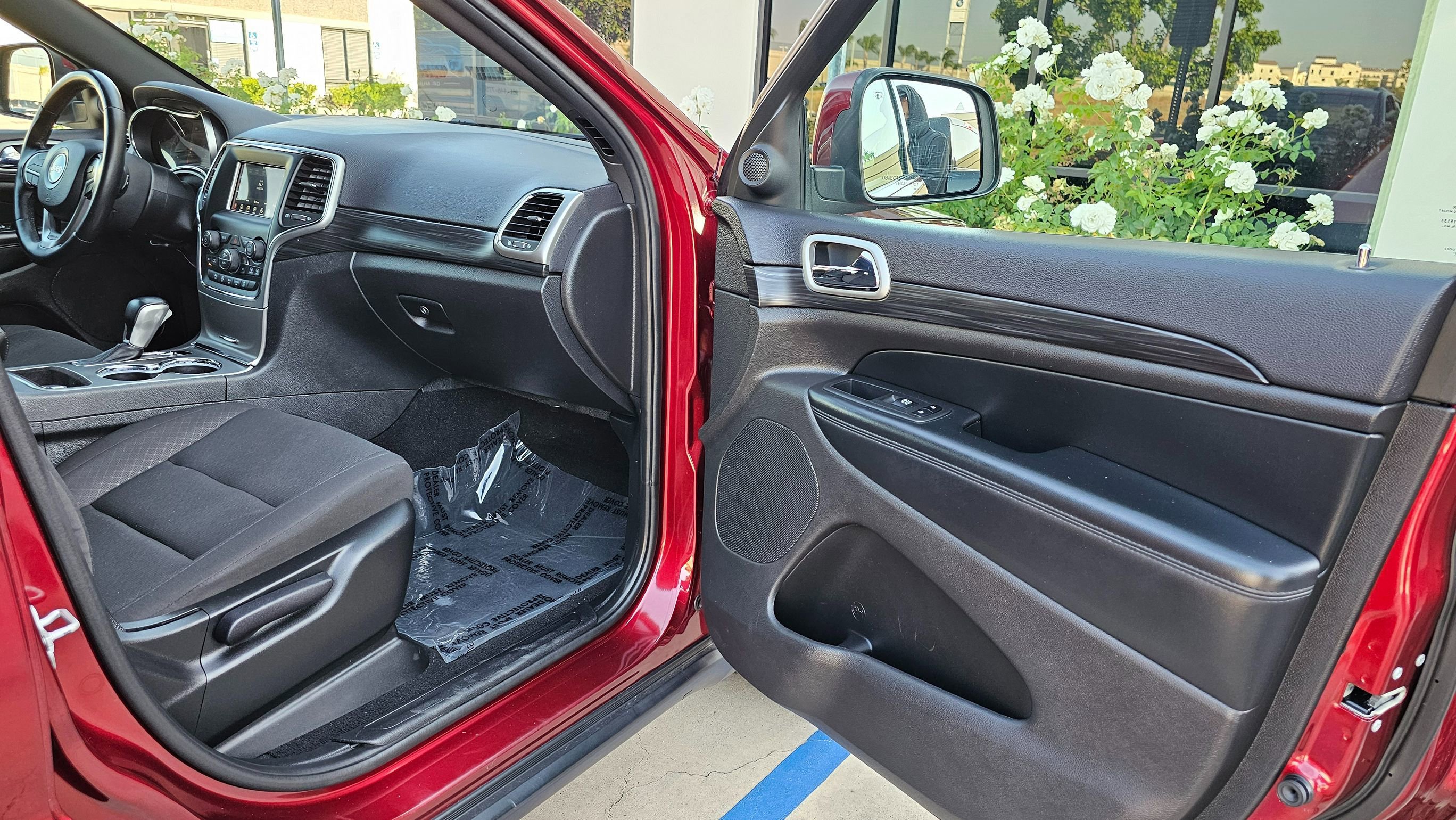 Used 2021 Jeep Grand Cherokee Laredo RWD image 28