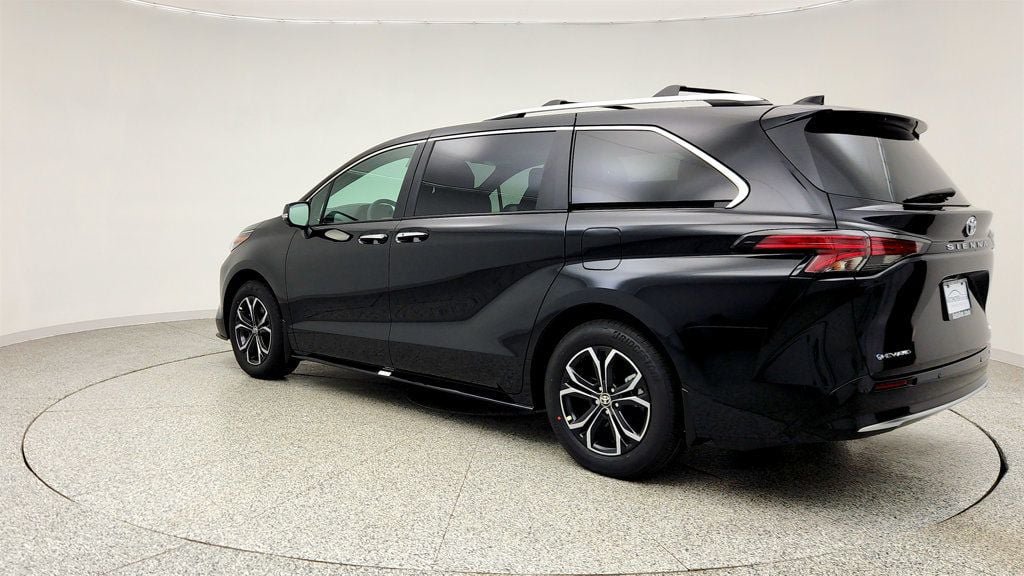 Used 2026 Toyota Sienna Platinum AWD/4WD image 7