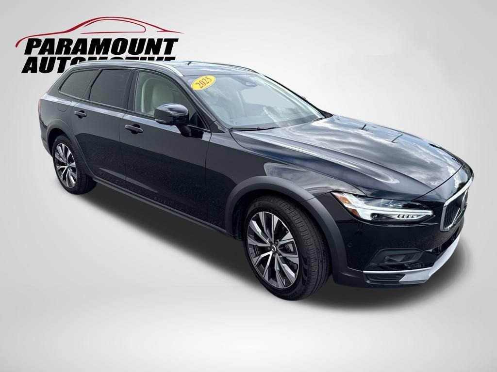 Used 2025 Volvo V90 B6 Cross Country Plus AWD/4WD image 3