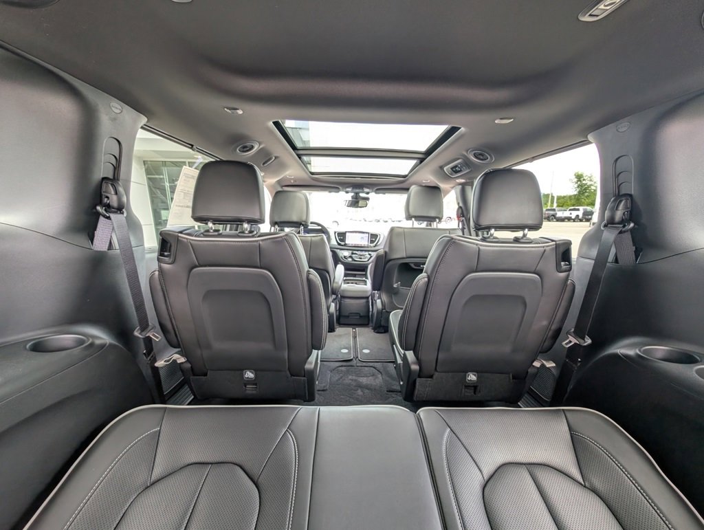 New 2026 Chrysler Pacifica Limited image 18