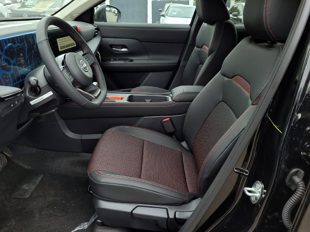 New 2025 Nissan Kicks SR w/ SR Premium Package FWD image 7