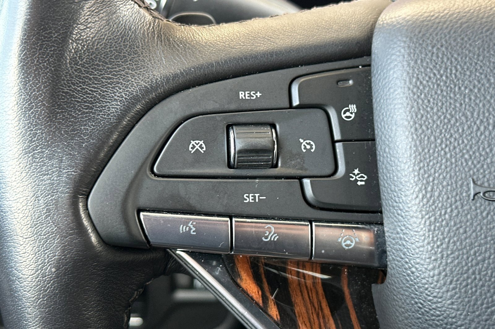 Used 2024 Cadillac Escalade Premium Luxury w/ Performance Package image 34