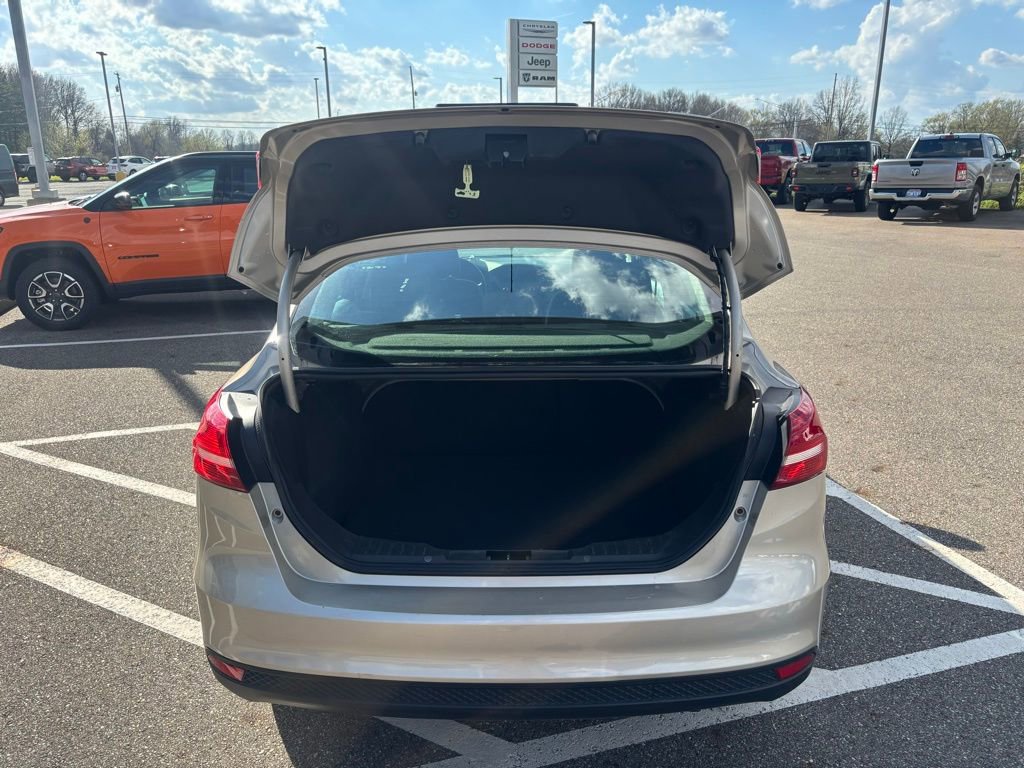 Used 2018 Ford Focus SE w/ SE Appearance Package image 10