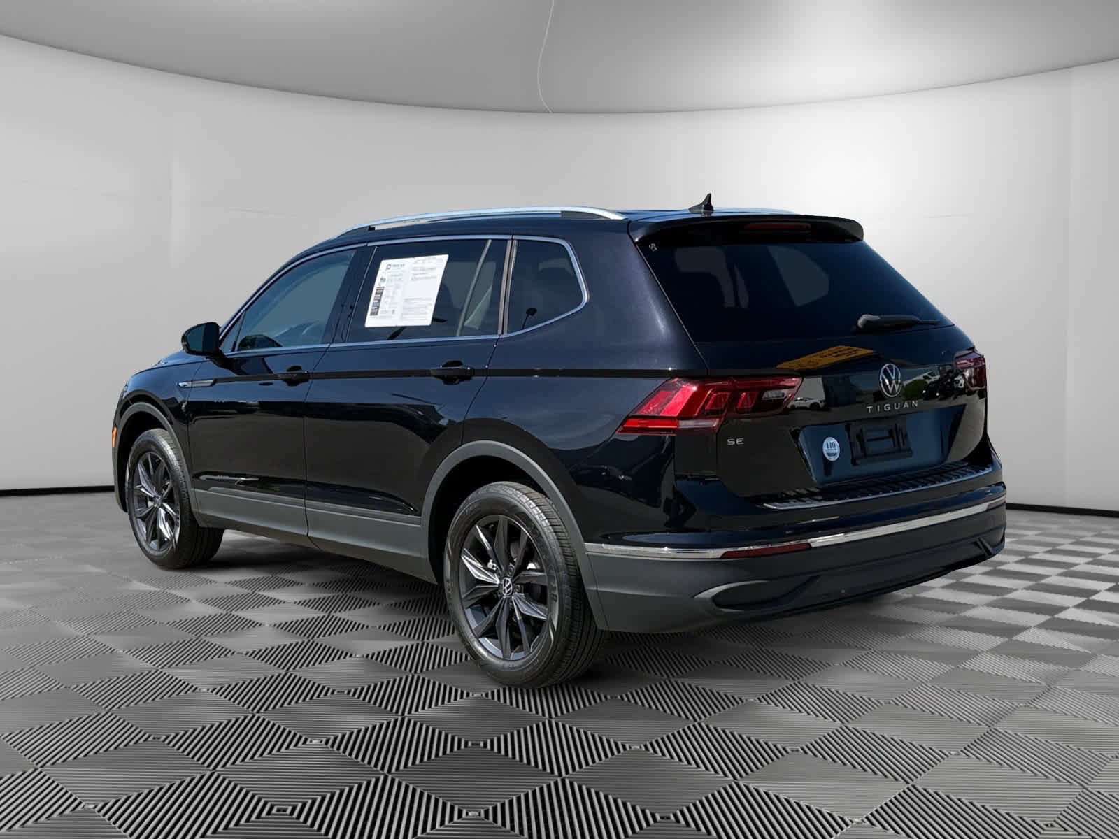 Used 2023 Volkswagen Tiguan SE FWD image 3
