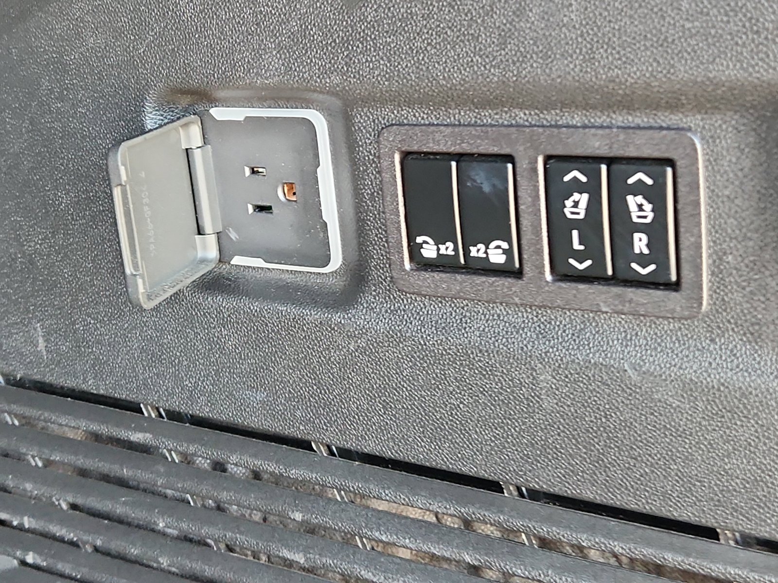 Used 2023 GMC Yukon XL Denali Ultimate image 9