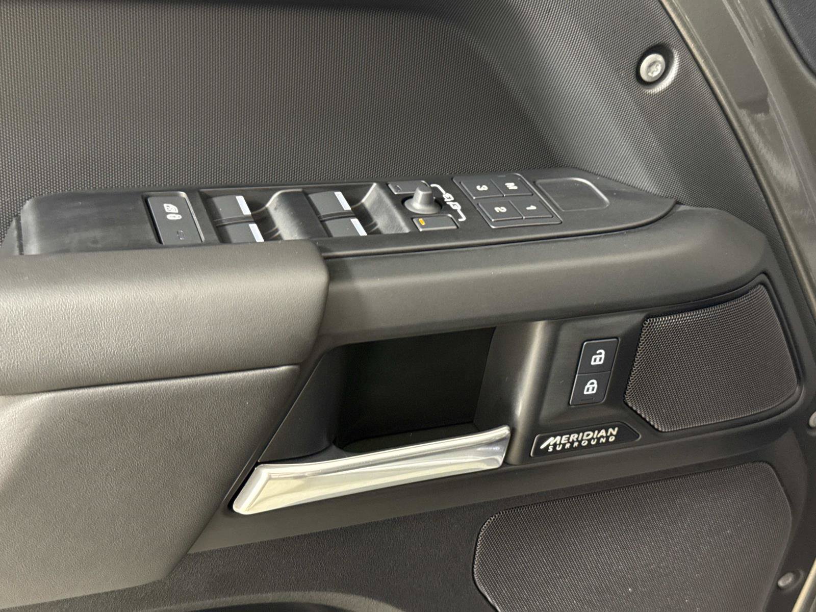 Used 2025 Land Rover Defender 110 X-Dynamic SE AWD/4WD image 17