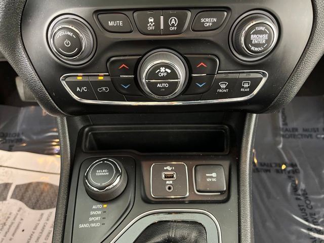 Used 2022 Jeep Cherokee Limited AWD/4WD image 28