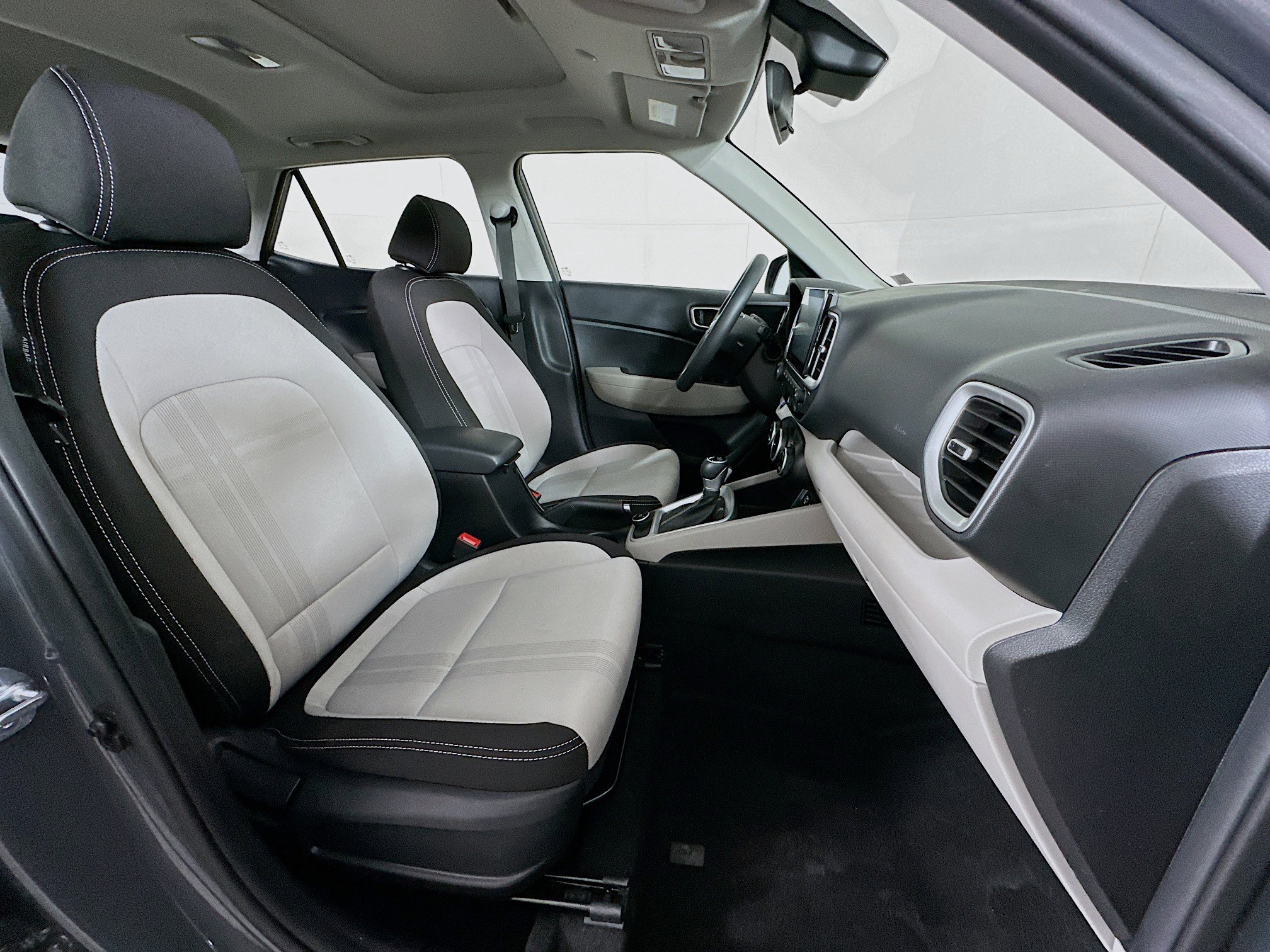 Used 2025 Hyundai Venue SEL image 30